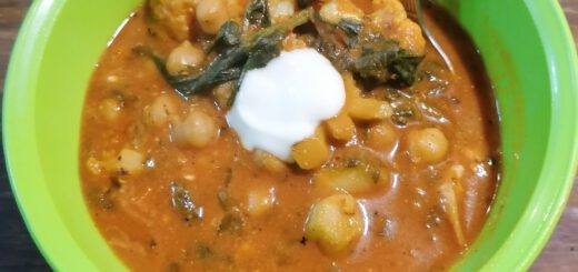 Schale mit cremigen Kichererbsen-Blumenkohl-Curry